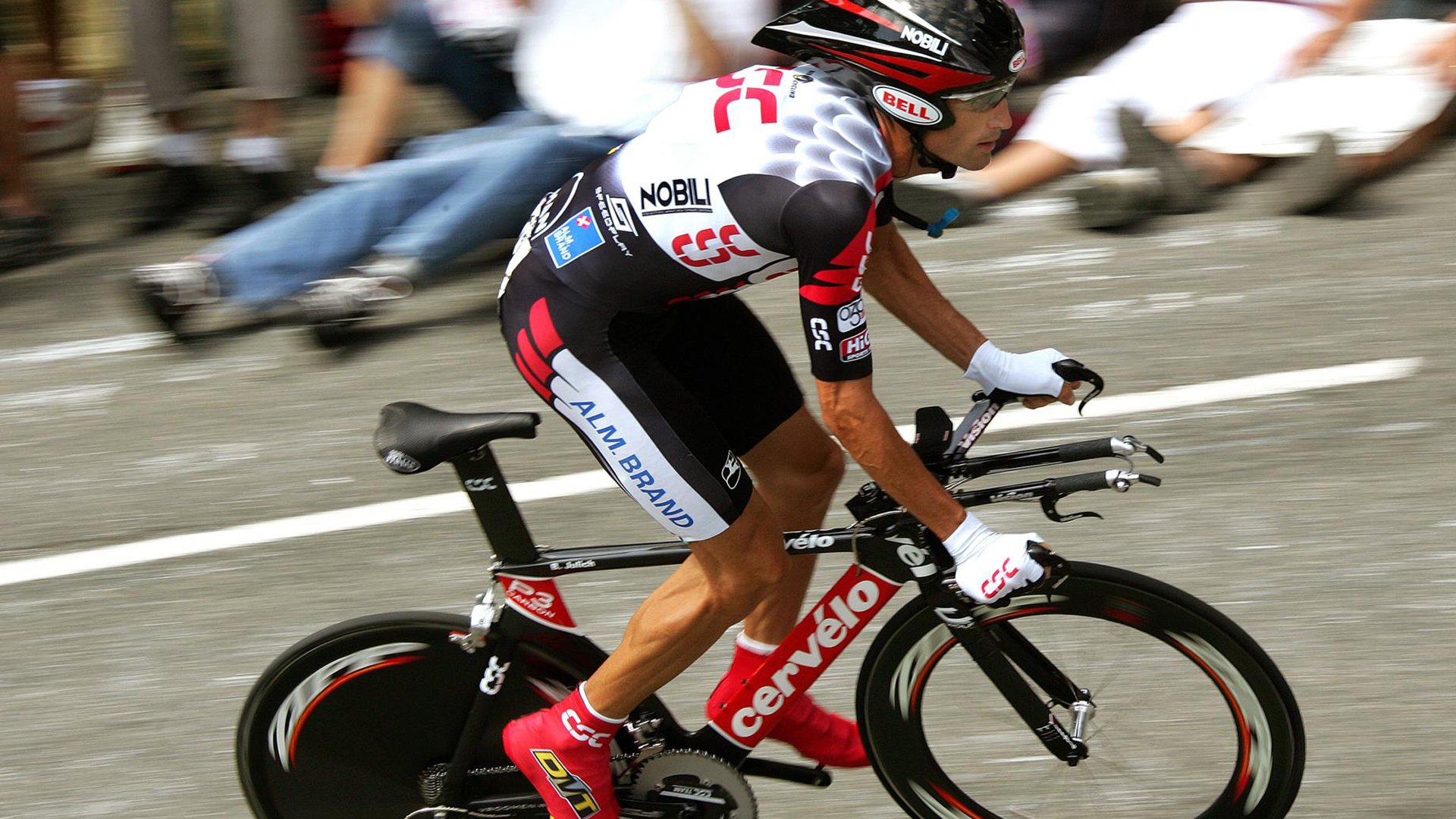 哈兰德弃9号！中国队铁桶战术引热议，防住巨星的秘密是集体，铁桶阵锁死哈兰德？国足防守引热议