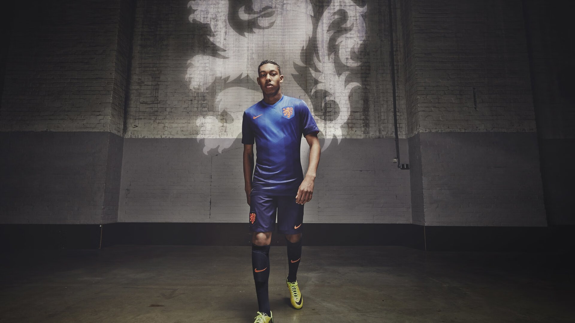 情绪的两极，从国米场边的激情到武磊摔碎的水瓶，国米激情与武磊摔瓶，足球场边的情绪两极